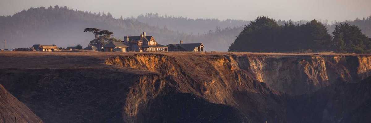 a lone hotel on a oceanside cliff in Northern California
