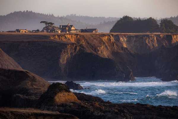 a lone hotel on a oceanside cliff in Northern California
