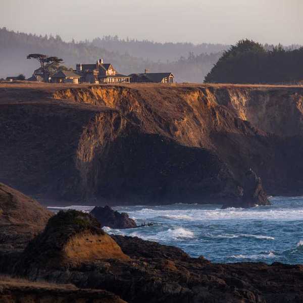 a lone hotel on a oceanside cliff in Northern California