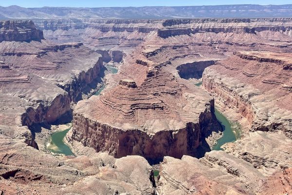 Arizona-southwest-desert-rock-formation-horseshoe-bend