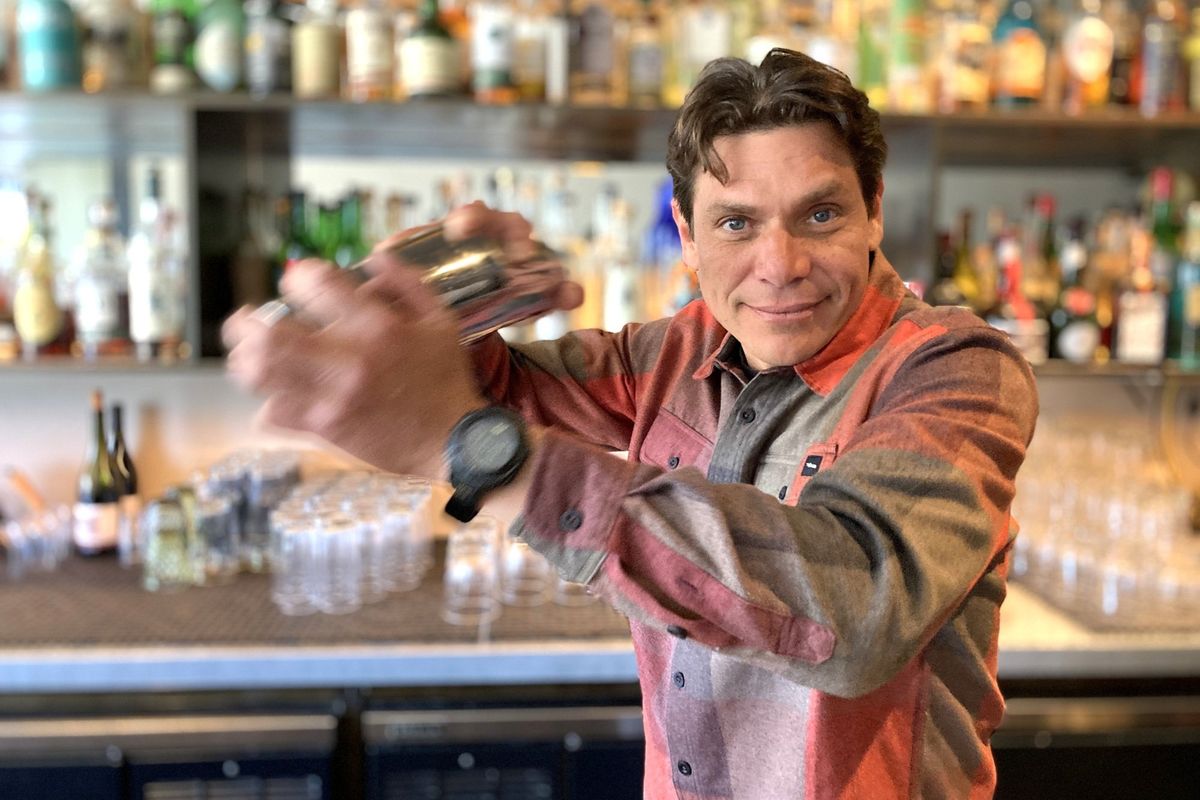 bartender-mixing-cocktails-sf-bar-white-cap-outer-sunset