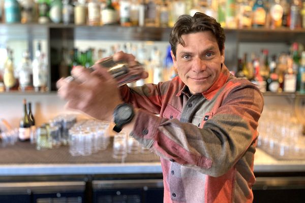 bartender-mixing-cocktails-sf-bar-white-cap-outer-sunset