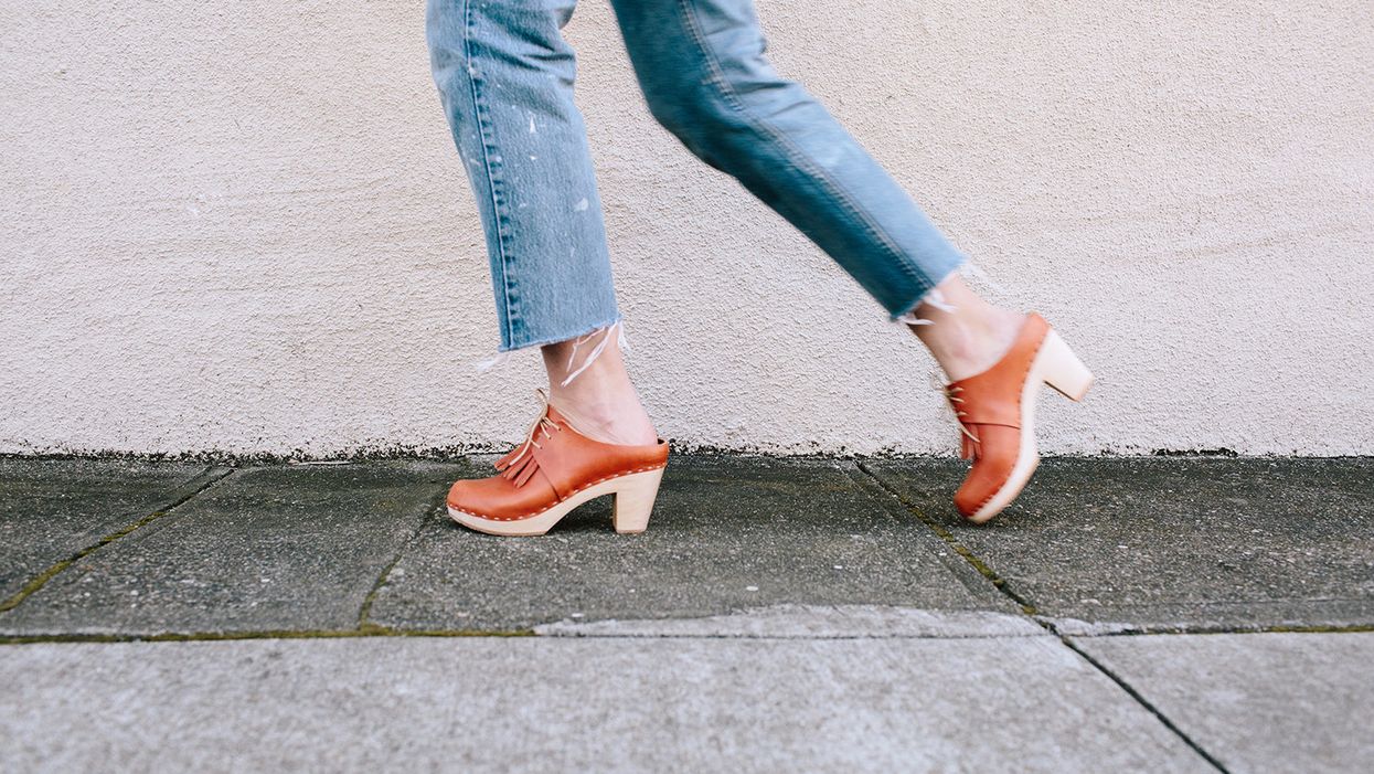 Bryr clogs sample sale, comfy work shoes for gents + more stylish news