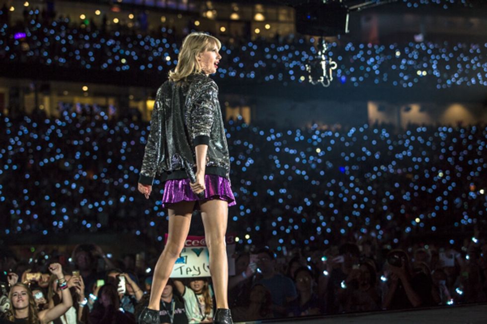 Taylor Swift Cries, Brings Joan Baez on Stage at Levi's Stadium