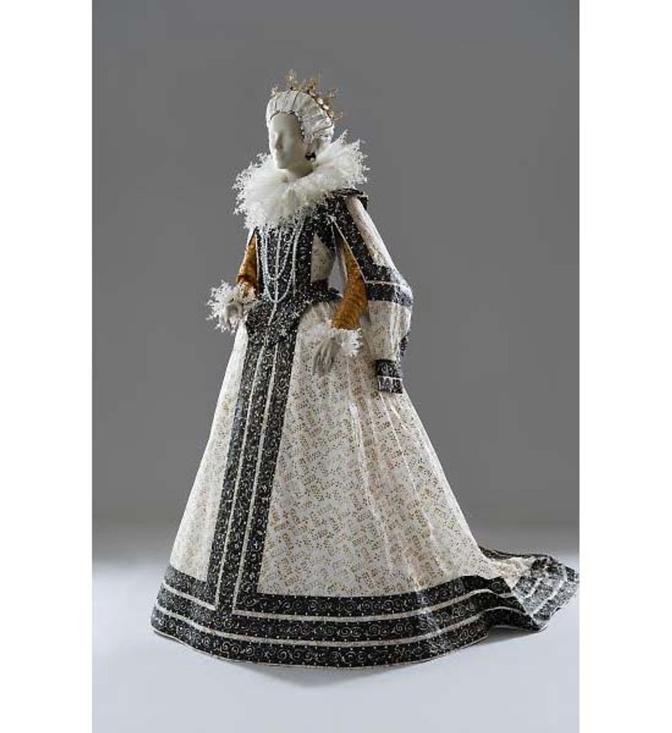 Pretty in Paper: Isabelle de Borchgrave’s Elaborate Paper Fashions Arrive in SF
