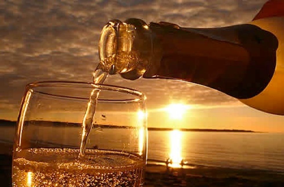 Videos champagne. Шампанское в бокале. Бокал шампанского на фоне моря. Вино и море. Бокал на фоне моря.