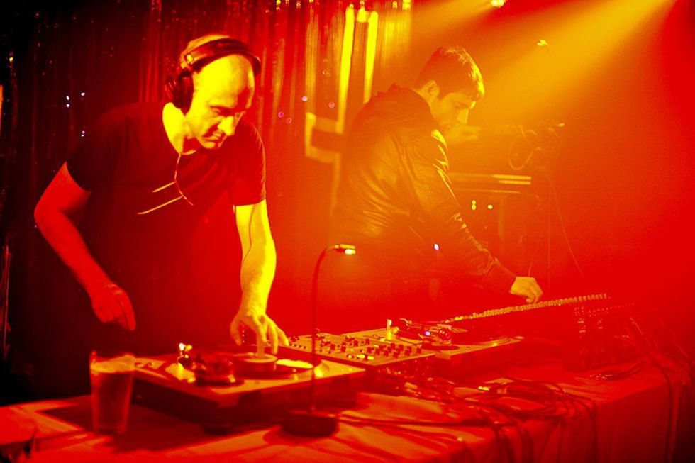 Inside the Minds of San Francisco Synthpop Trio Inhalt