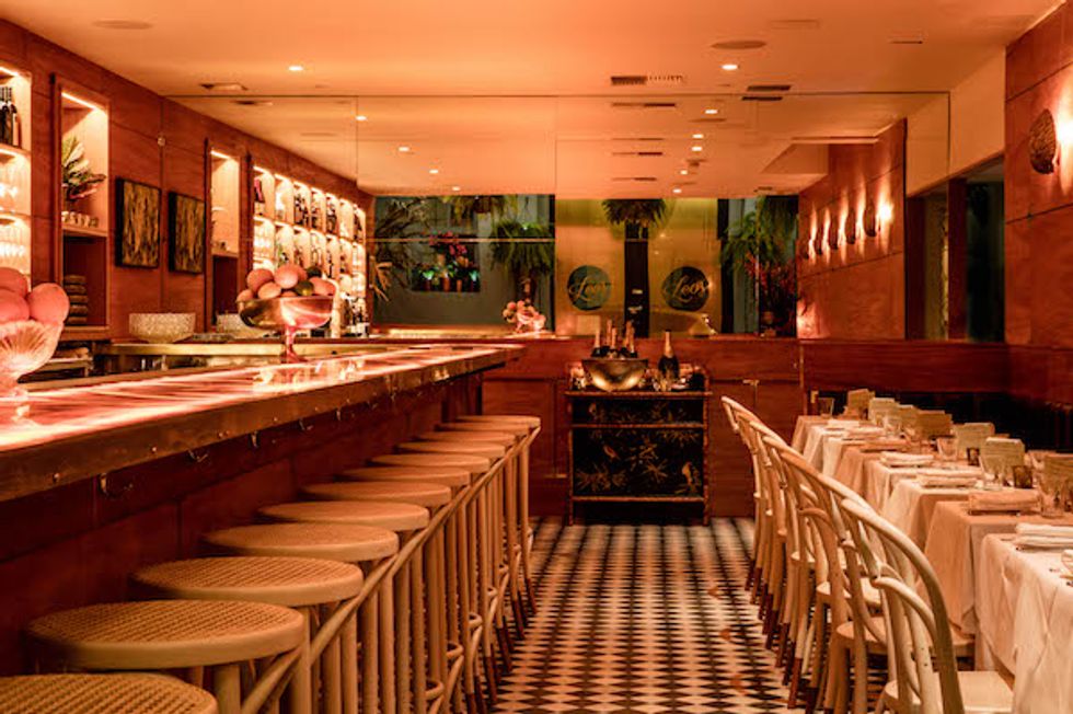 At Leo’s Oyster Bar, It’s Life Through Champagne-Colored Glasses