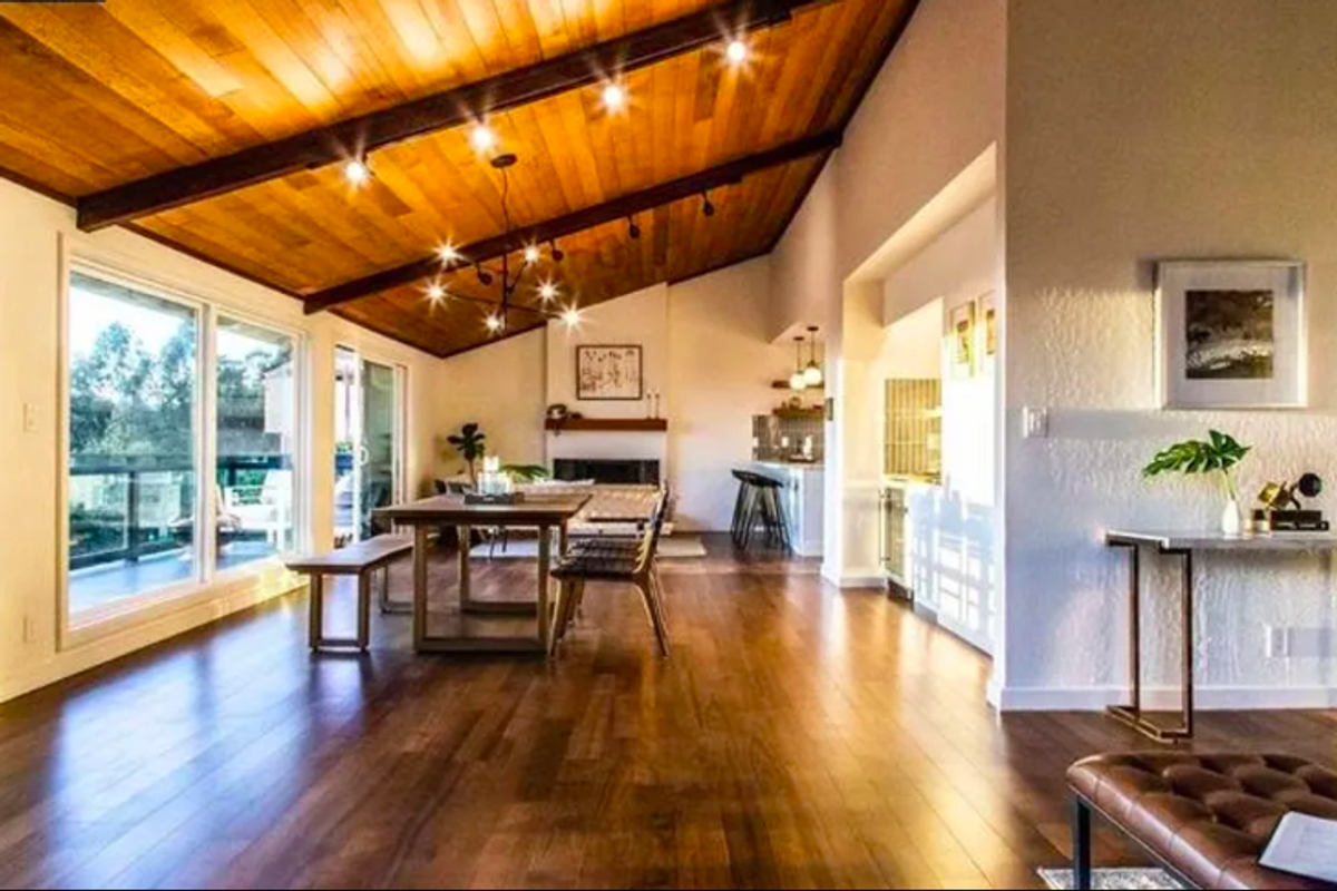 Midcentury-style Oakland Hills home with racquetball court and views asks $1.4 million